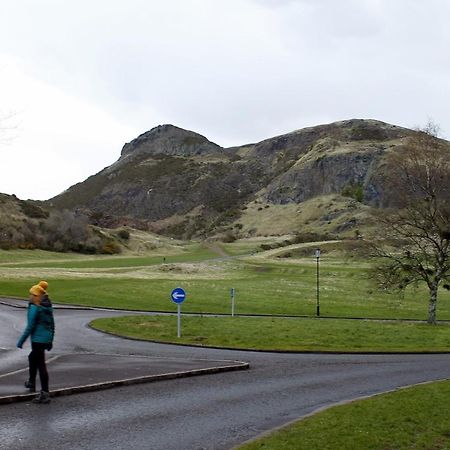 2 Bedrooms Flat Central Edinburgh, Sleeps 6, In The Shadow Of Holyrood Park And Arthur'S Seat With Free Parking, Two Bed Rooms Exterior foto