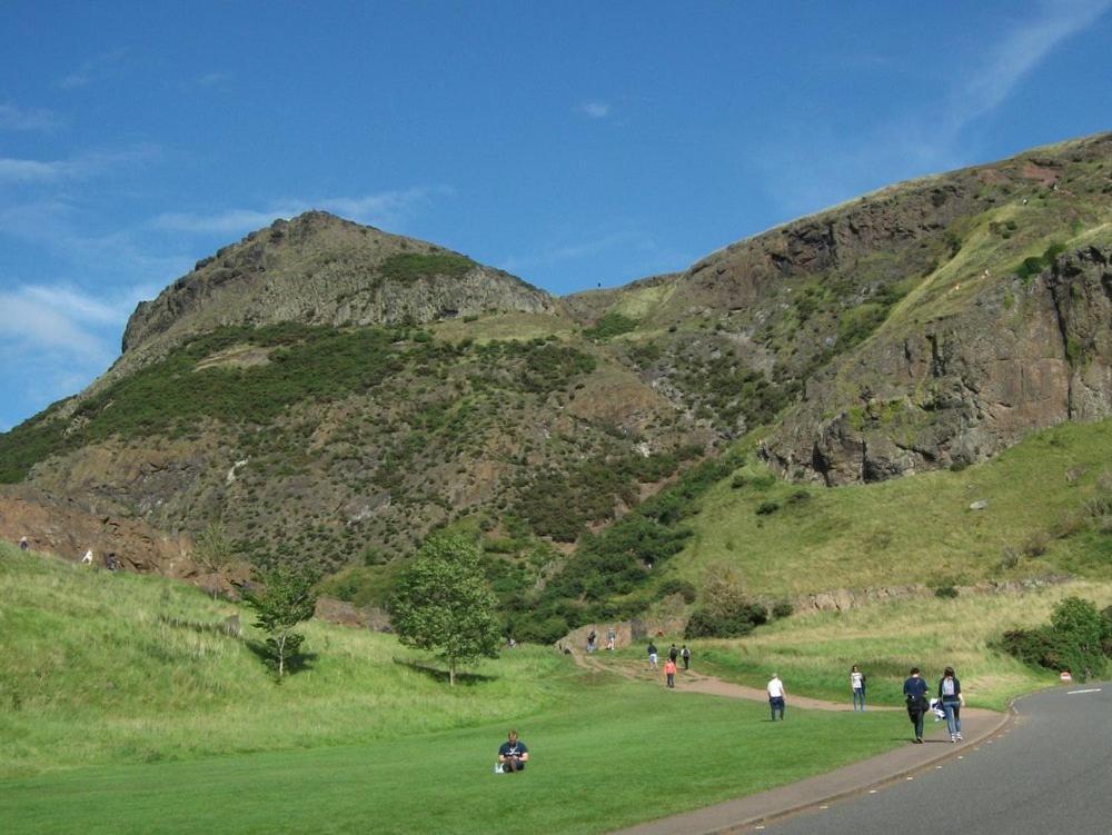 2 Bedrooms Flat Central Edinburgh, Sleeps 6, In The Shadow Of Holyrood Park And Arthur'S Seat With Free Parking, Two Bed Rooms Exterior foto