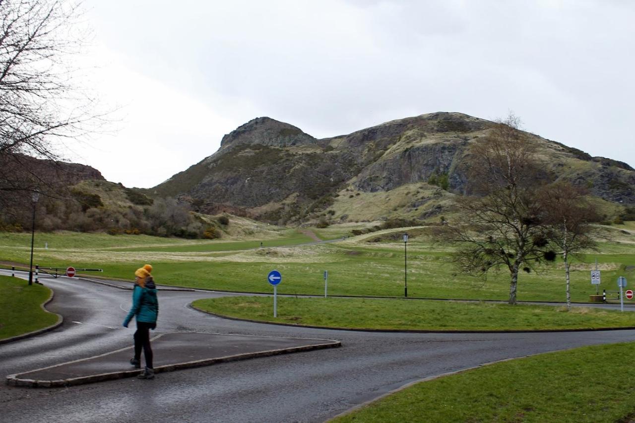 2 Bedrooms Flat Central Edinburgh, Sleeps 6, In The Shadow Of Holyrood Park And Arthur'S Seat With Free Parking, Two Bed Rooms Exterior foto